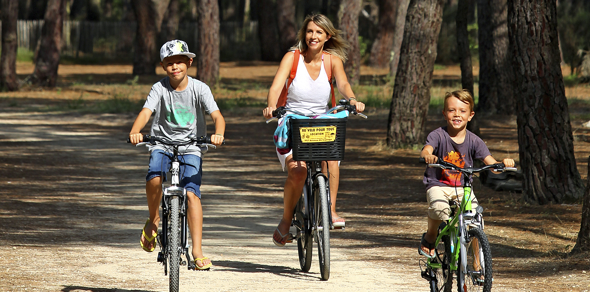 Balade en vélo d'une mère avec ses 2 fils dans les forêts landaises