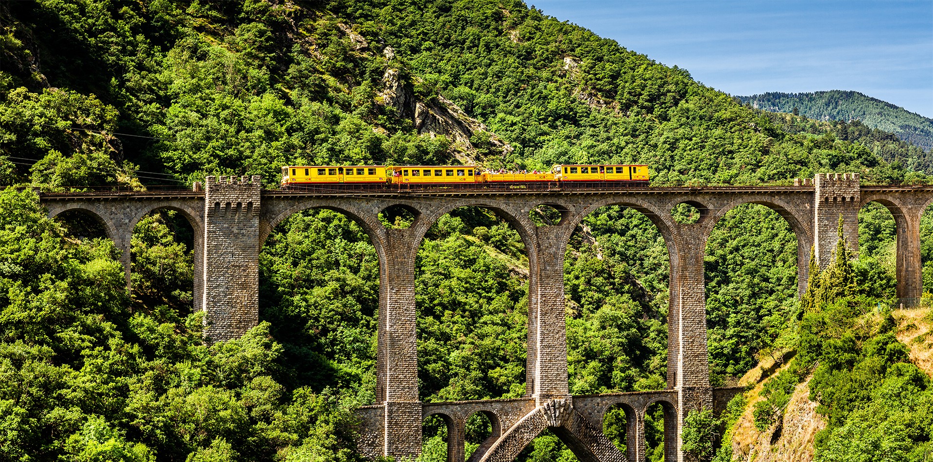 Le train jaune sur les hauteurs des Pyrénées-Orientales