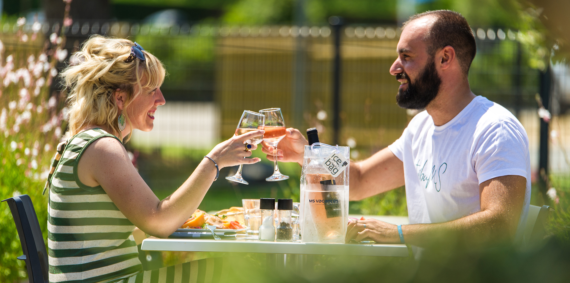 Couple trinquant un verre de rosé au restaurant du Camping Club MS Les Brunelles 5*