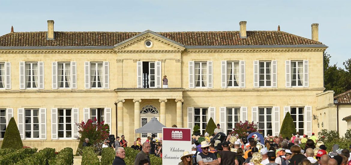 Marathonien courant à côté des vignes et allant vers un château du Médoc