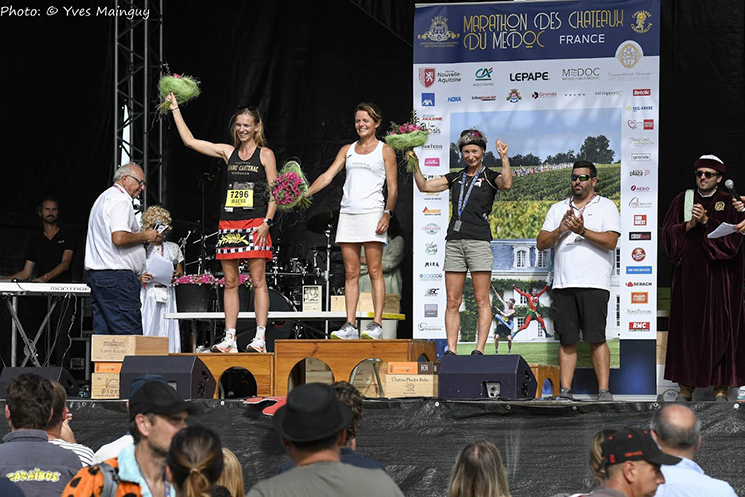 3 femmes sur le podium du marathon du médoc devant la foule