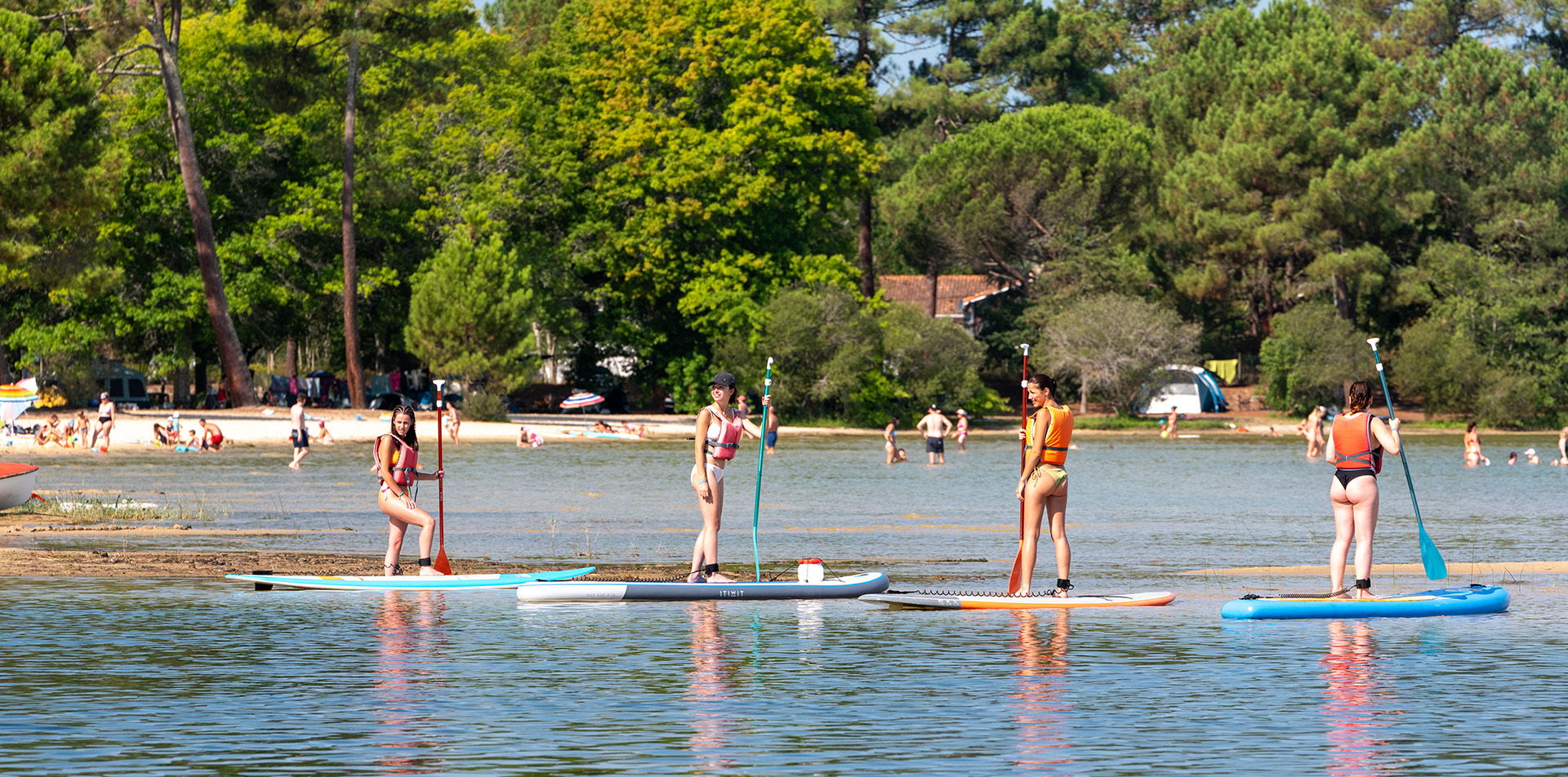 4 personnes faisant du paddle sur le lac de Navarrosse à Biscarrosse dans les Landes